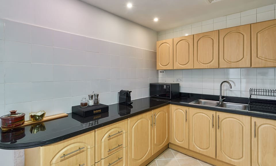 Premium Apartment, 4 Bedrooms | Private kitchen | Stovetop, coffee/tea maker, electric kettle, toaster