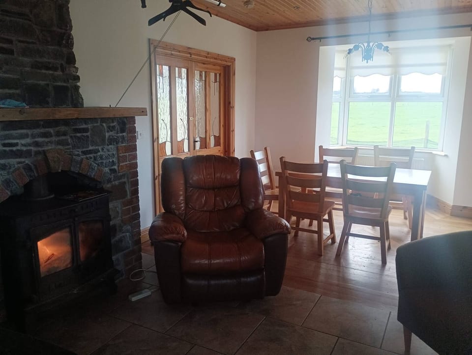 Room, 1 Bedroom | Living room