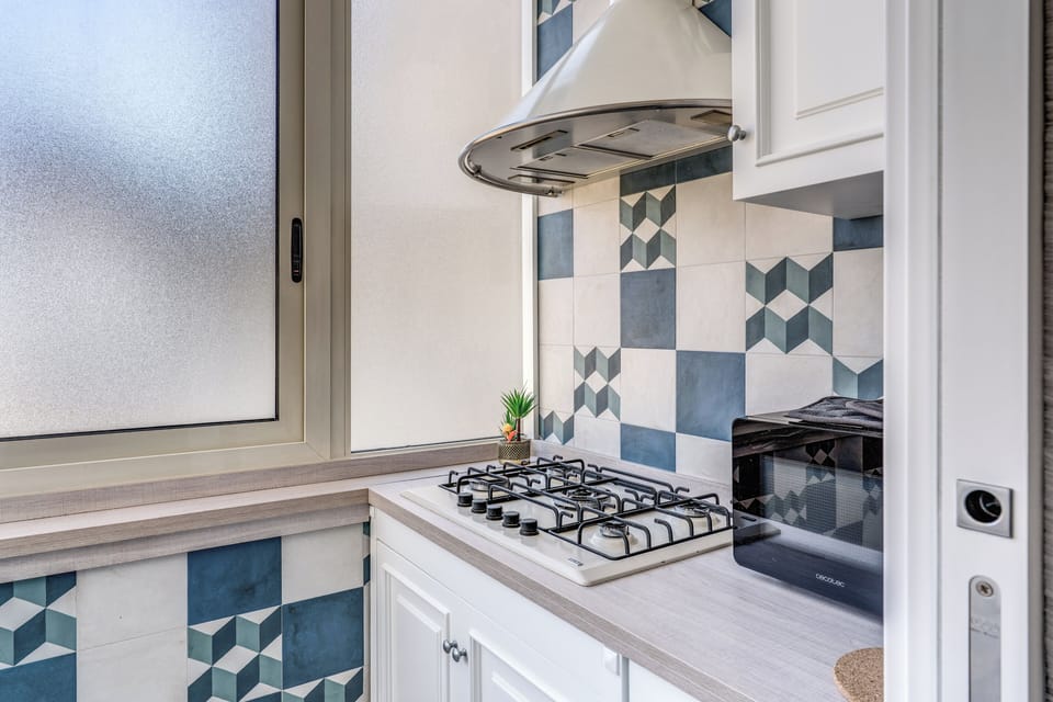 Studio, Balcony | Private kitchen | Mini-fridge, microwave, espresso maker, coffee/tea maker