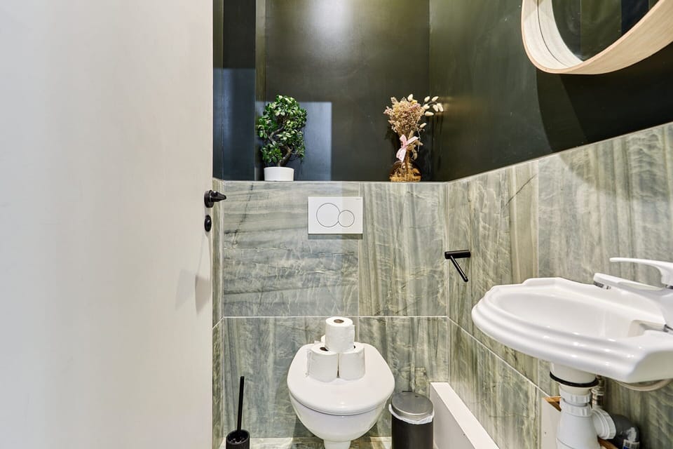 Apartment | Bathroom | Hair dryer, towels, shampoo