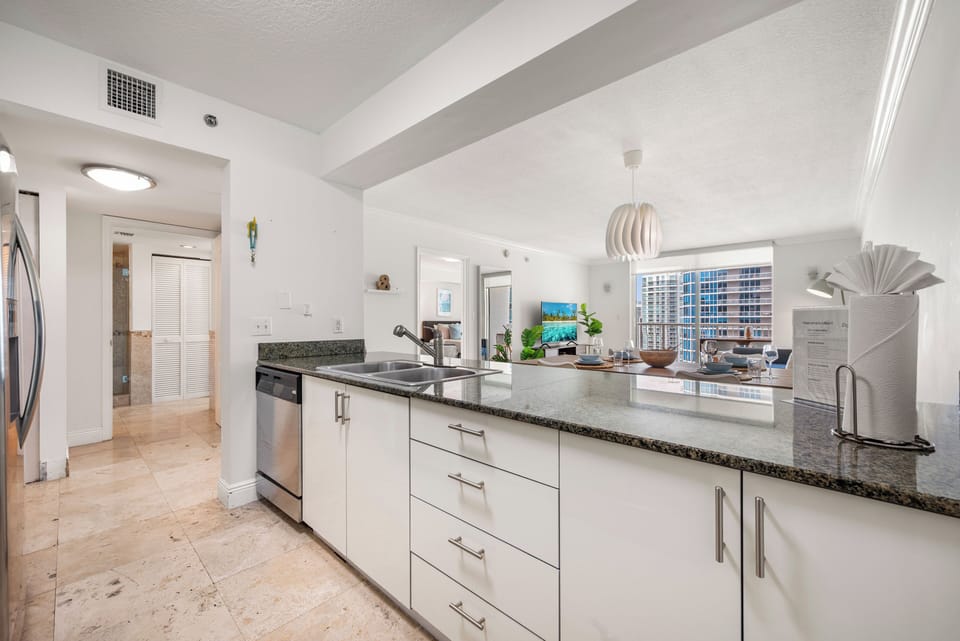 Luxury Apartment, Balcony, City View | Private kitchen