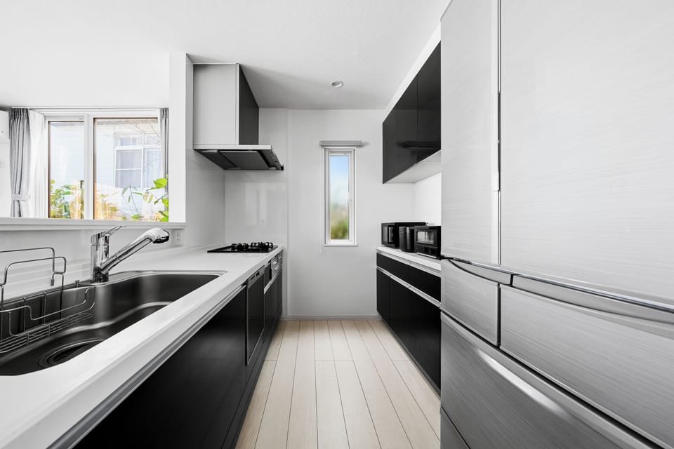 Deluxe House | Private kitchen | Fridge, microwave, oven, stovetop