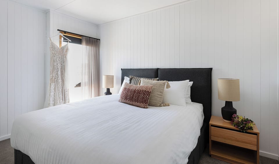 Deluxe Cabin, 1 Bedroom, Lake View | Premium bedding, iron/ironing board, free WiFi, bed sheets