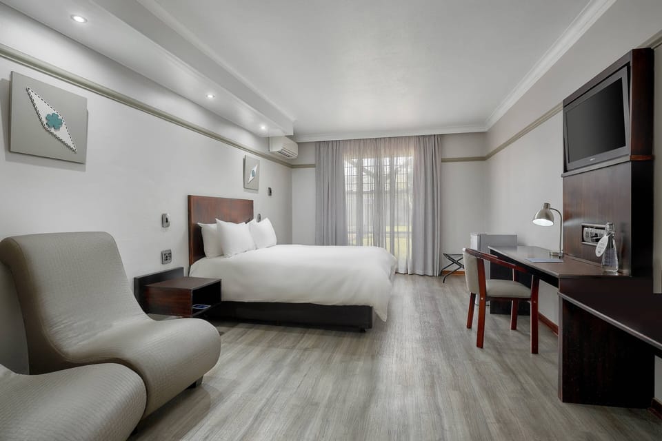Room, 1 Double Bed | 1 bedroom, in-room safe, desk, iron/ironing board