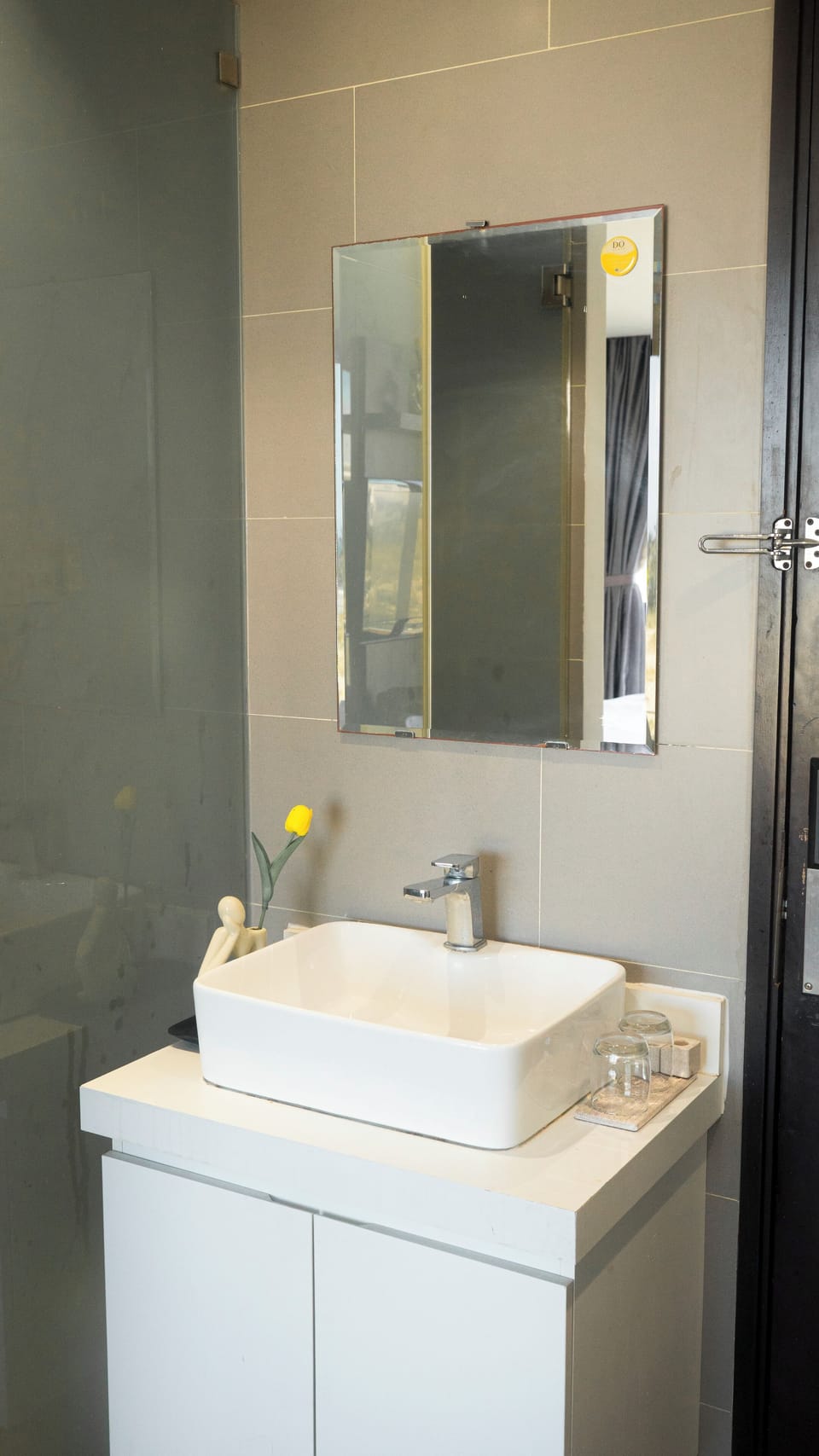 Deluxe Studio, Kitchenette | Bathroom | Shower, rainfall showerhead, free toiletries, hair dryer