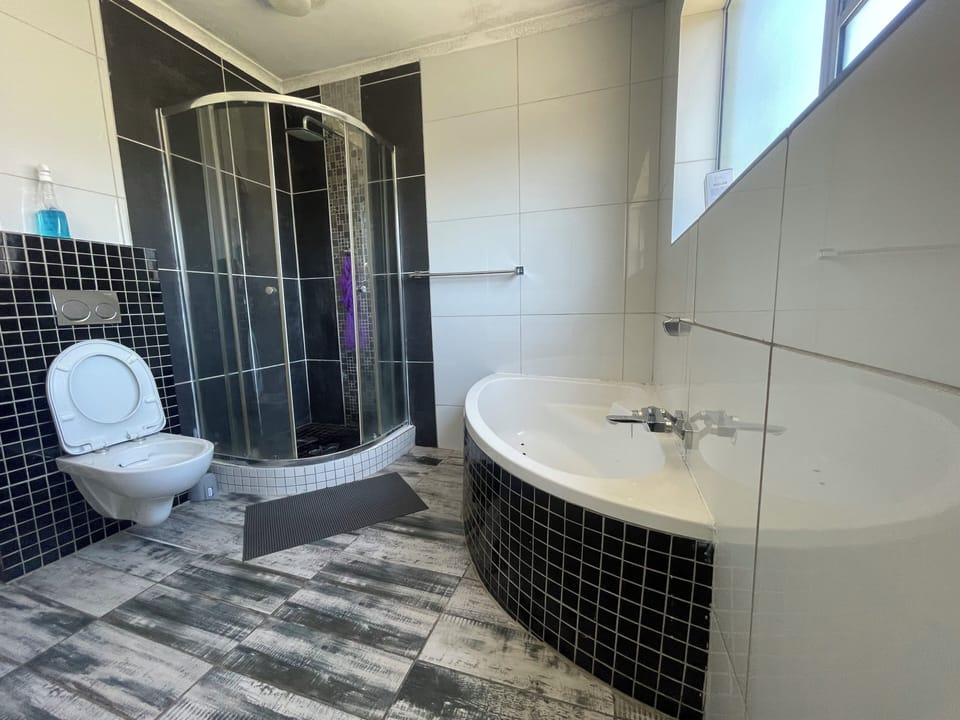 Standard Room, 1 King Bed, Pool View | Bathroom | Towels, soap, toilet paper