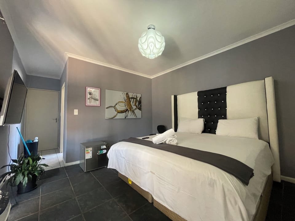 Standard Room, 1 King Bed, Pool View | Free WiFi, wheelchair access