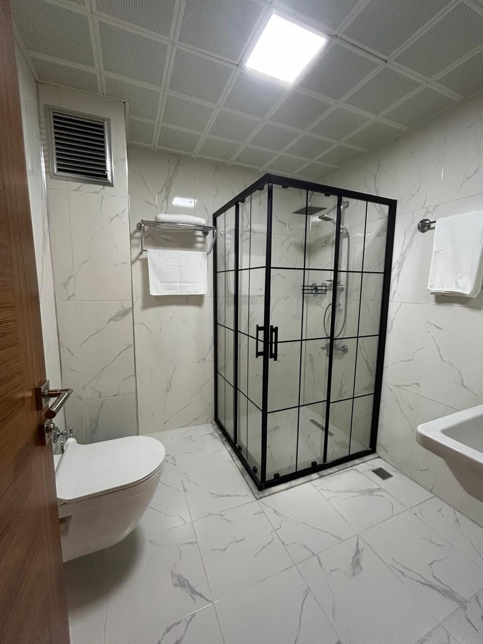 Shower, rainfall showerhead, free toiletries, hair dryer