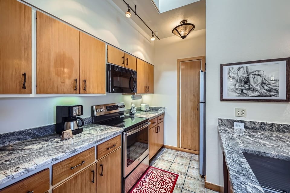 Condo, 3 Bedrooms | Private kitchen | Coffee/tea maker, fridge, oven, toaster