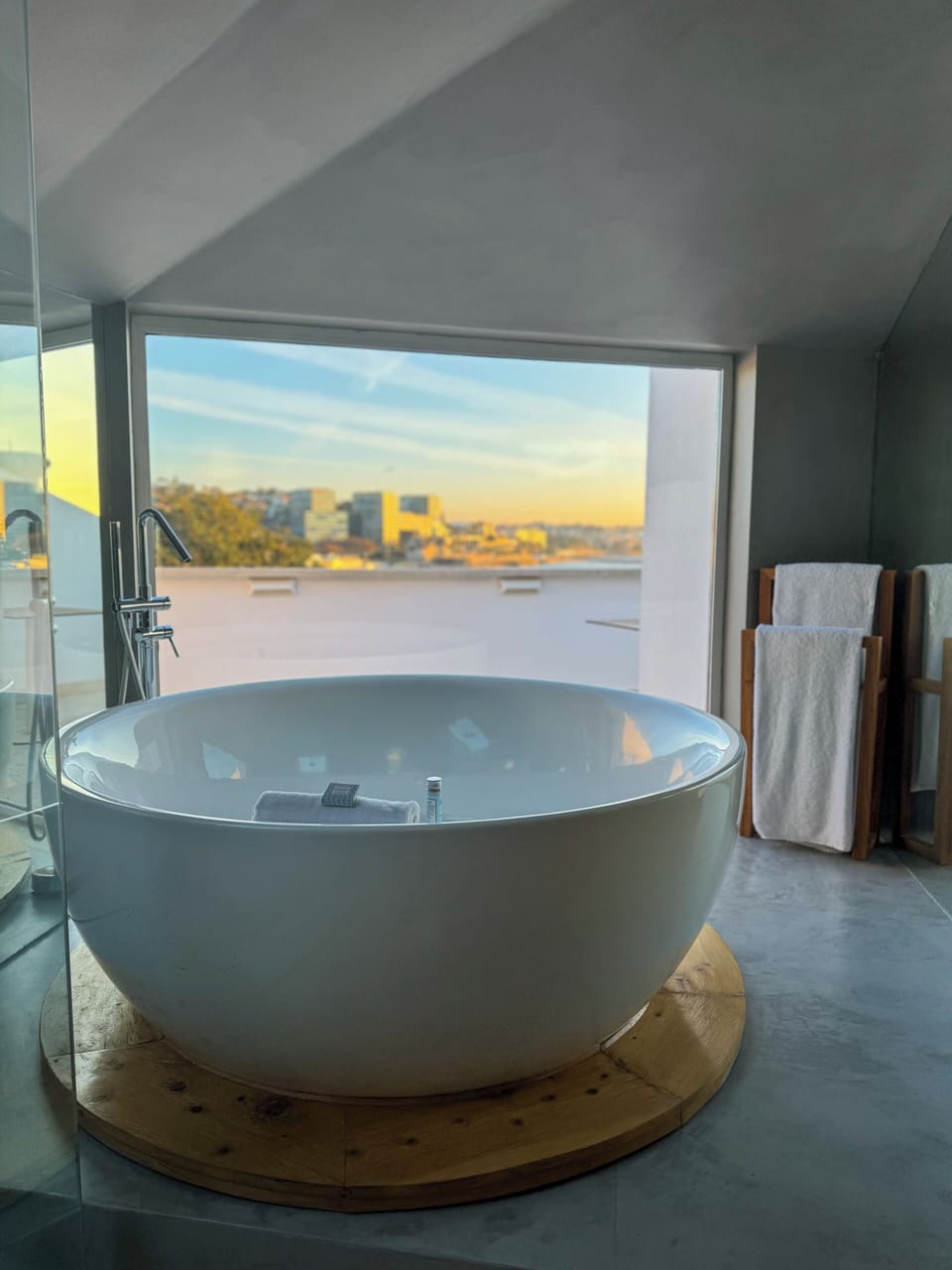 Grand Deluxe Sea View | Bathroom | Free toiletries, hair dryer, bathrobes, slippers