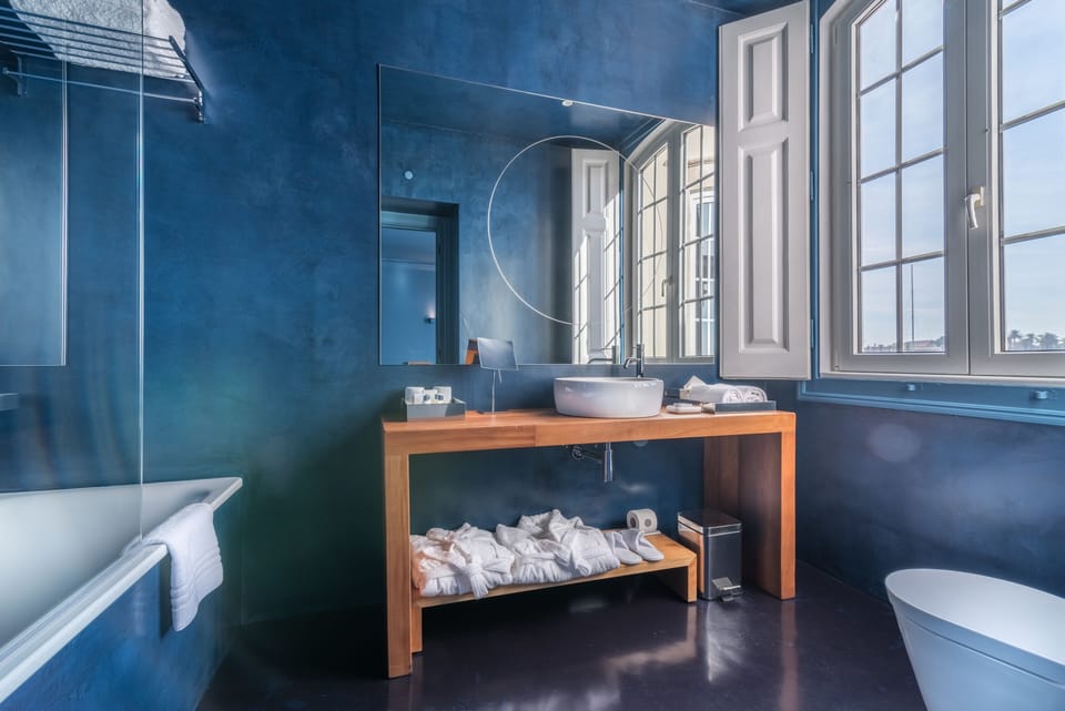 Deluxe Room, Bay View | Bathroom | Free toiletries, hair dryer, bathrobes, slippers