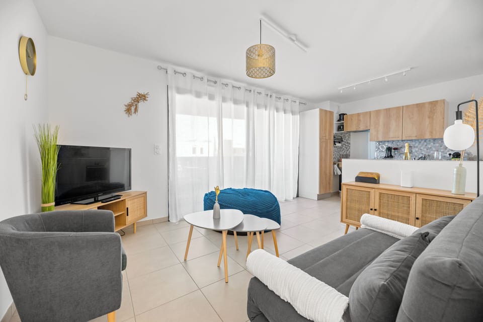 Comfort Studio | Living area | 120-cm LCD TV with cable channels