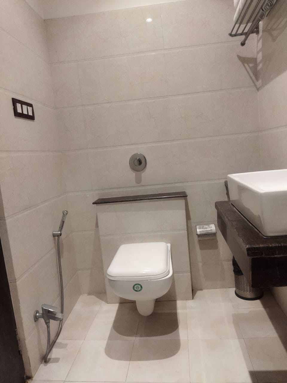 Deluxe Double Room, 1 Queen Bed | Bathroom | Free toiletries, towels, soap, shampoo
