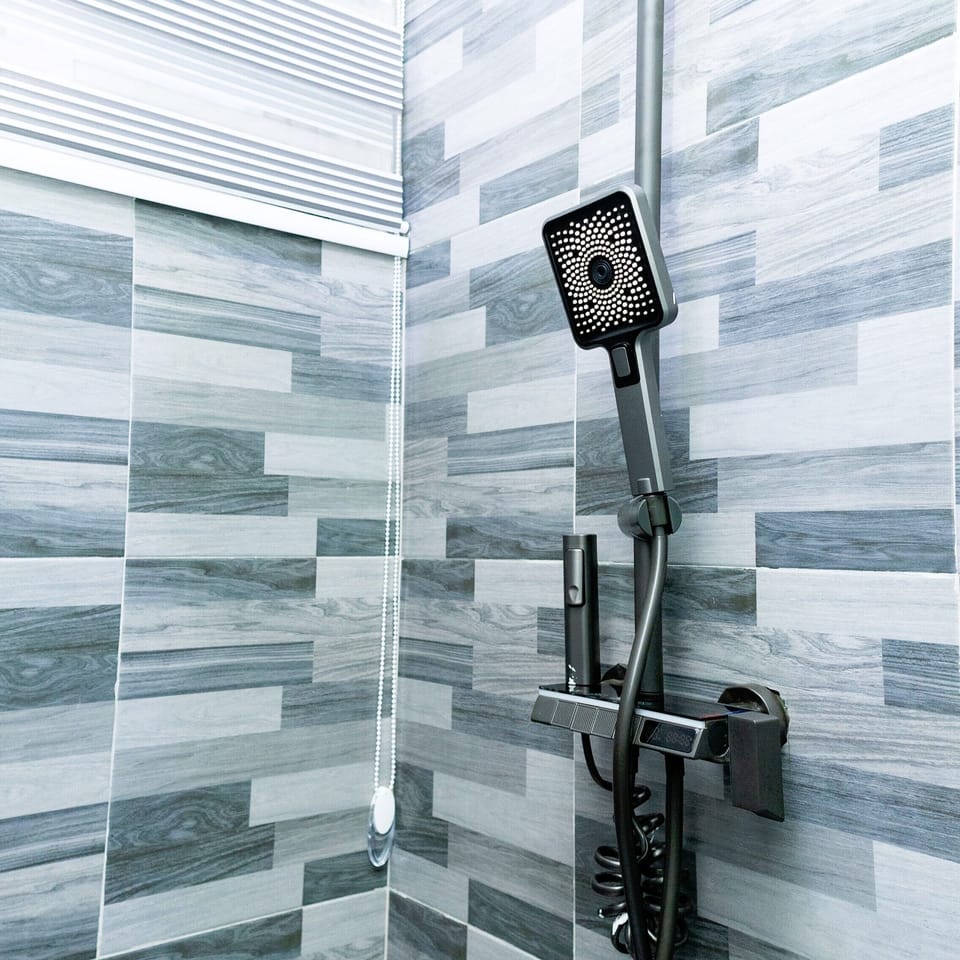 Shower, rainfall showerhead, free toiletries, slippers