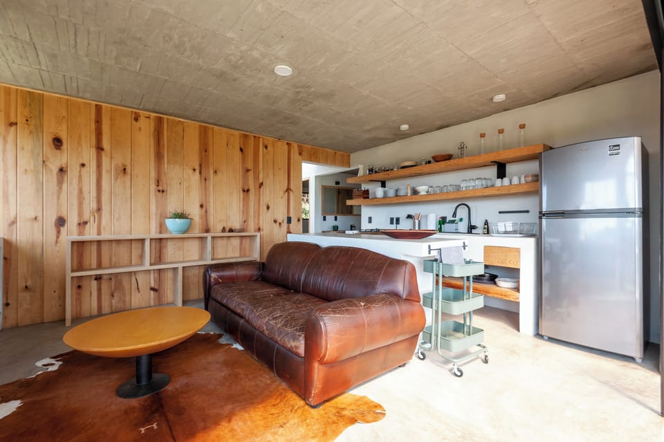Comfort House, Garden View | Living room | Fireplace