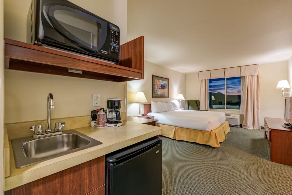 Suite, 1 King Bed with Sofa bed, Non Smoking | In-room safe, desk, laptop workspace, iron/ironing board