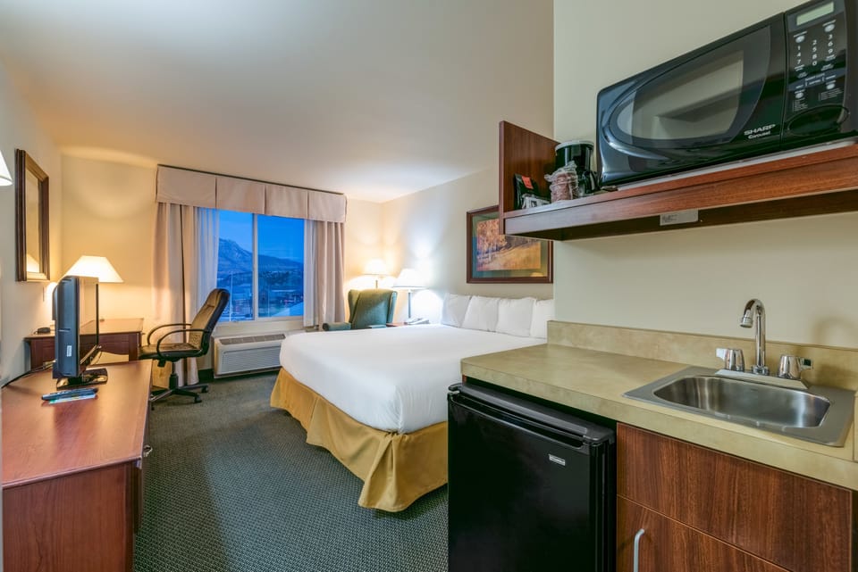 Suite, 1 King Bed with Sofa bed, Non Smoking | In-room safe, desk, laptop workspace, iron/ironing board