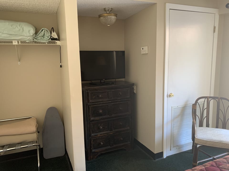 Condo, 1 Bedroom (412) | 1 bedroom, individually decorated, individually furnished