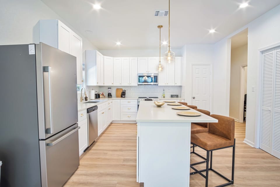 House (4 Bedrooms) | Private kitchen | Coffee/tea maker, microwave, oven, stovetop