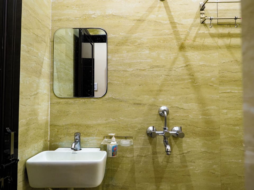 Deluxe Room | Bathroom | Slippers