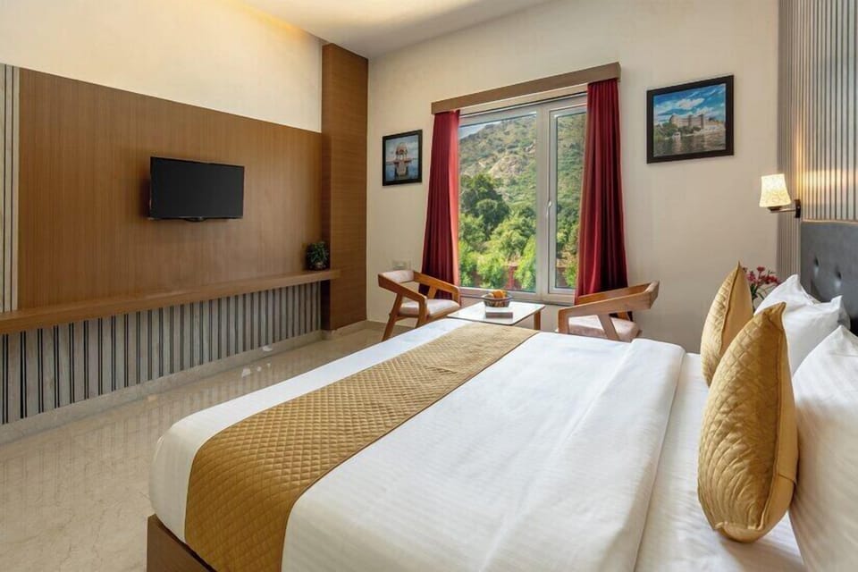 Desk, laptop workspace, rollaway beds, free WiFi