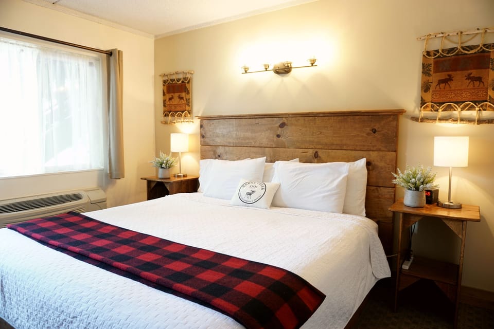 Single King at Moose Creek Inn | Free WiFi, bed sheets