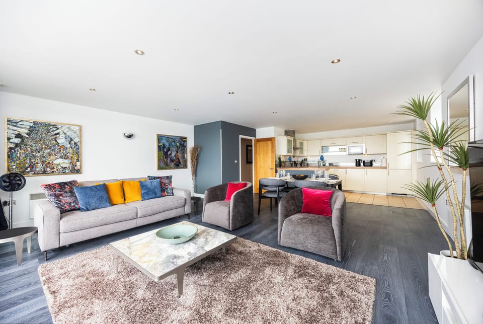 Executive Apartment, City View | Living area