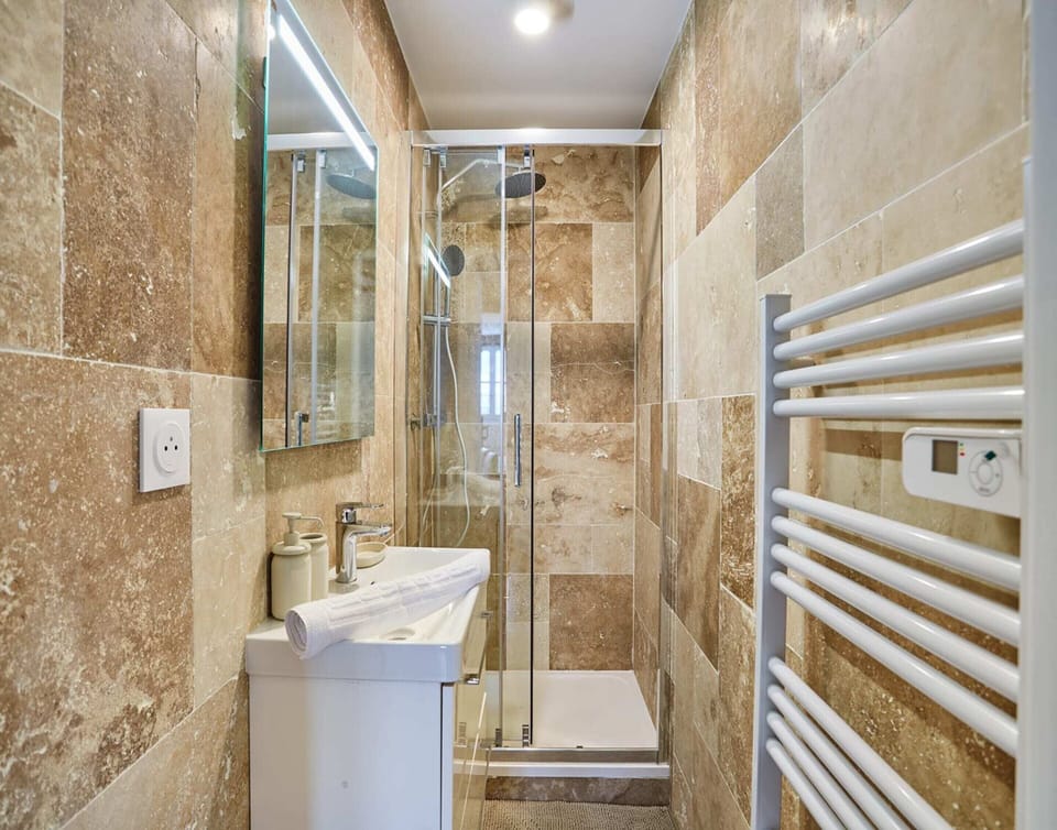 Apartment | Bathroom | Hair dryer, towels, soap, shampoo