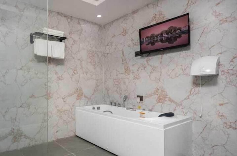 Suite, City View | Bathroom | Free toiletries, hair dryer, bathrobes, slippers
