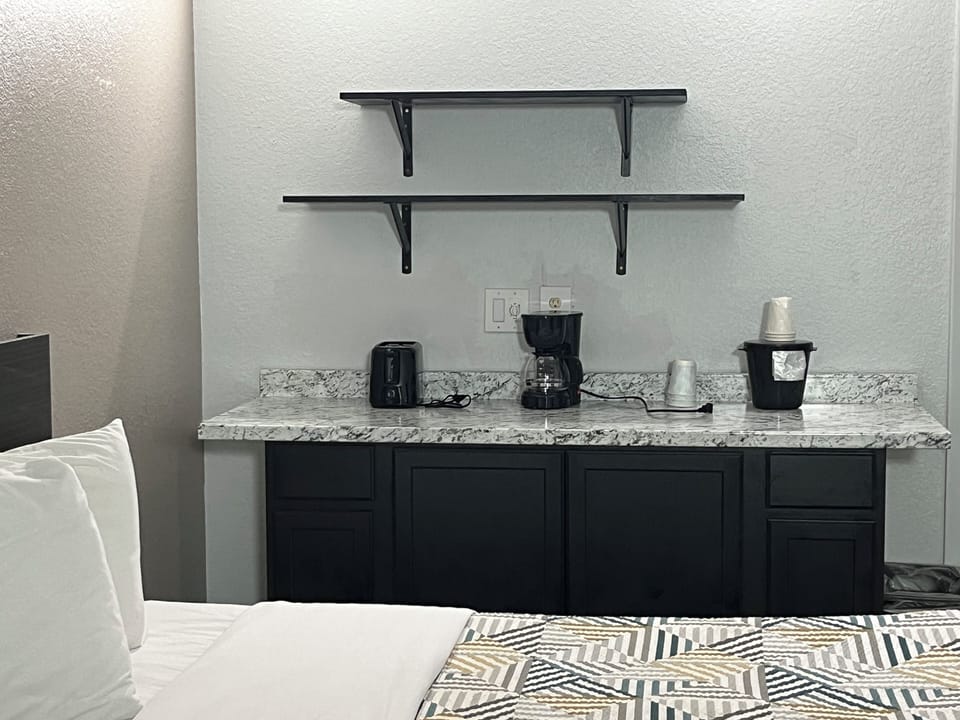 Full-size fridge, microwave, oven, stovetop