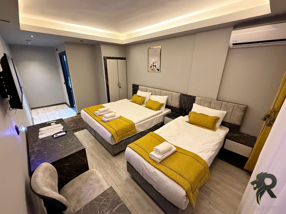 Comfort Triple Room | Desk, laptop workspace, blackout drapes, soundproofing