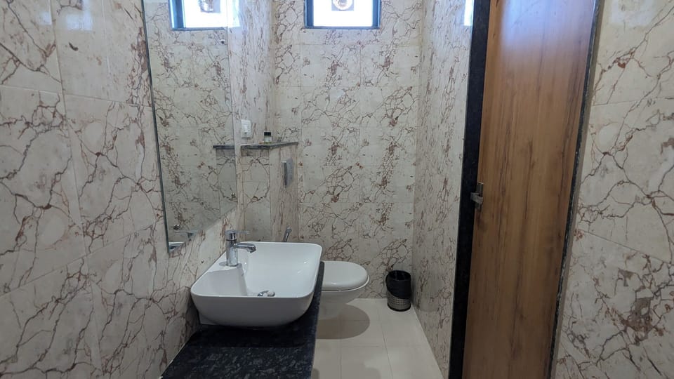 Shower, free toiletries, slippers, bidet