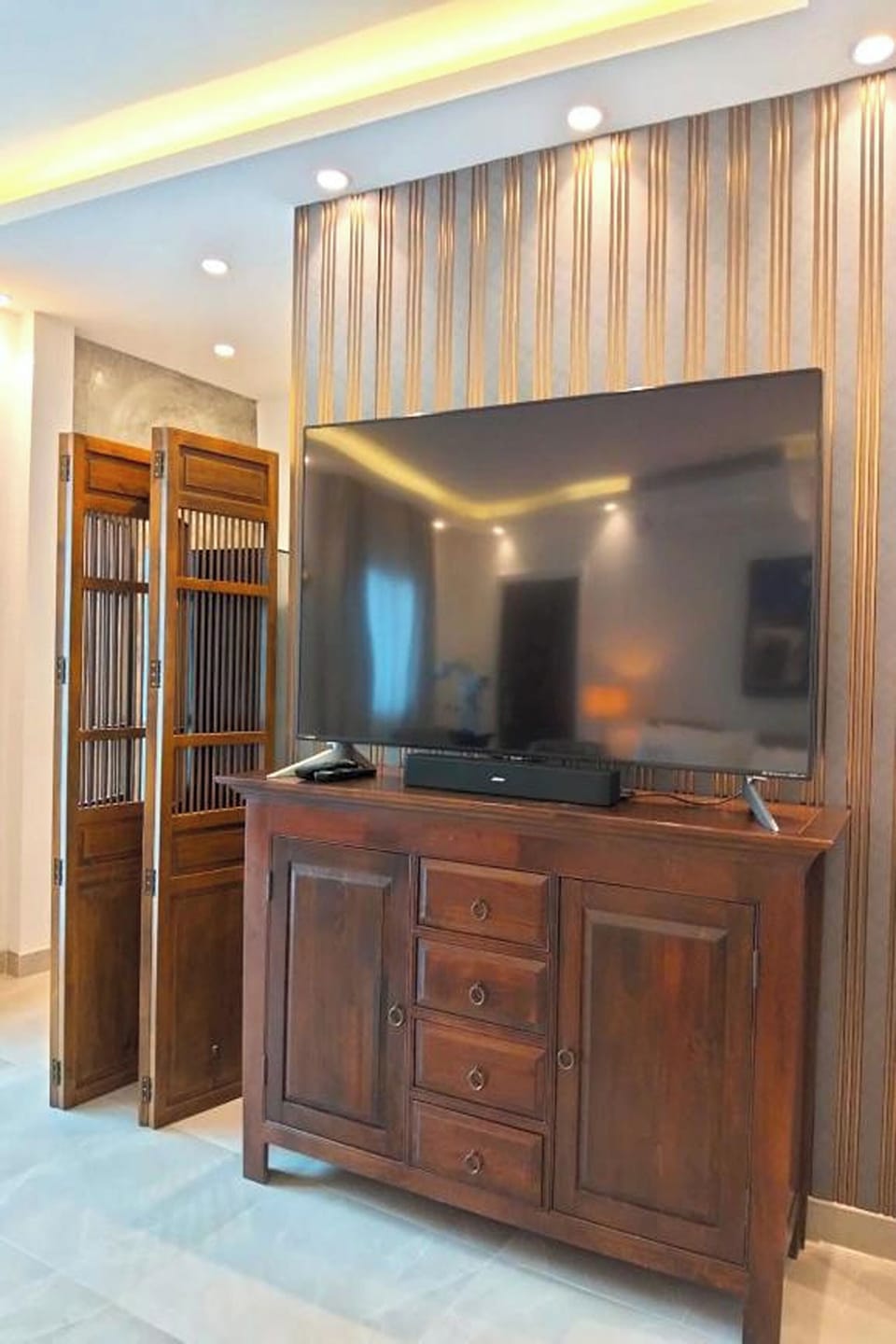 Premium Suite | Minibar, in-room safe, desk, blackout drapes