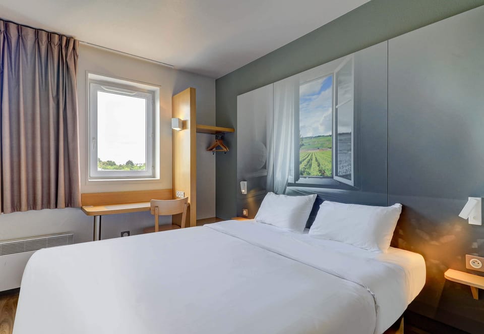 Premium bedding, desk, soundproofing, free WiFi