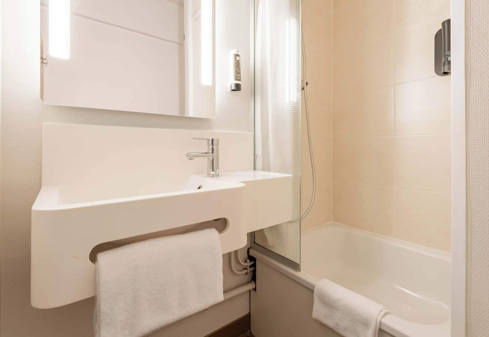 Shower, towels