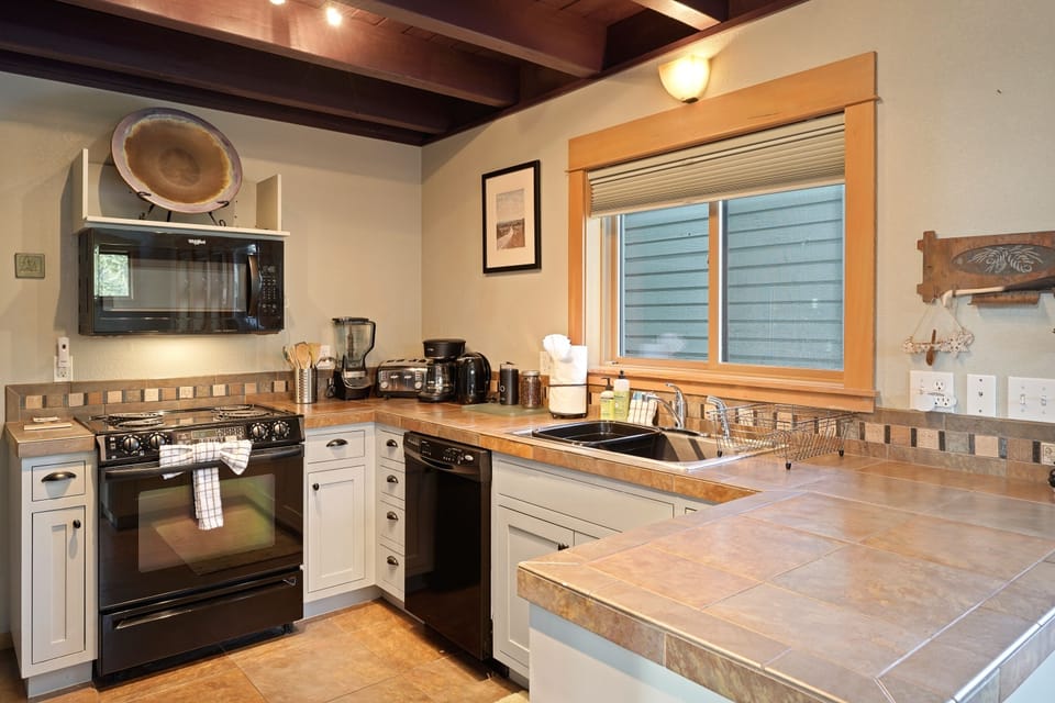 House, 3 Bedrooms | Private kitchen | Fridge, oven, coffee/tea maker, toaster