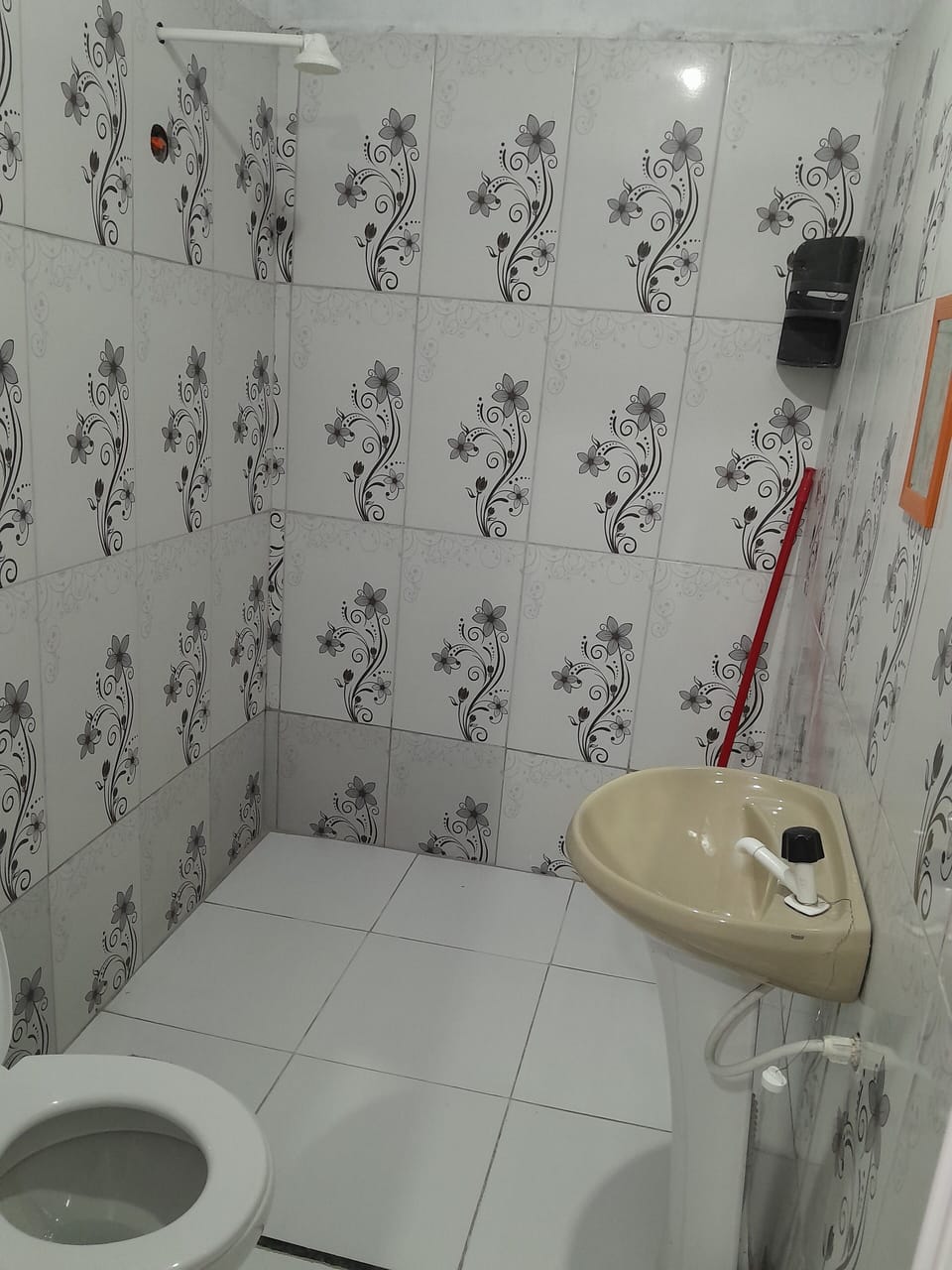 Deluxe Double or Twin Room | Bathroom | Shower, towels, soap, toilet paper