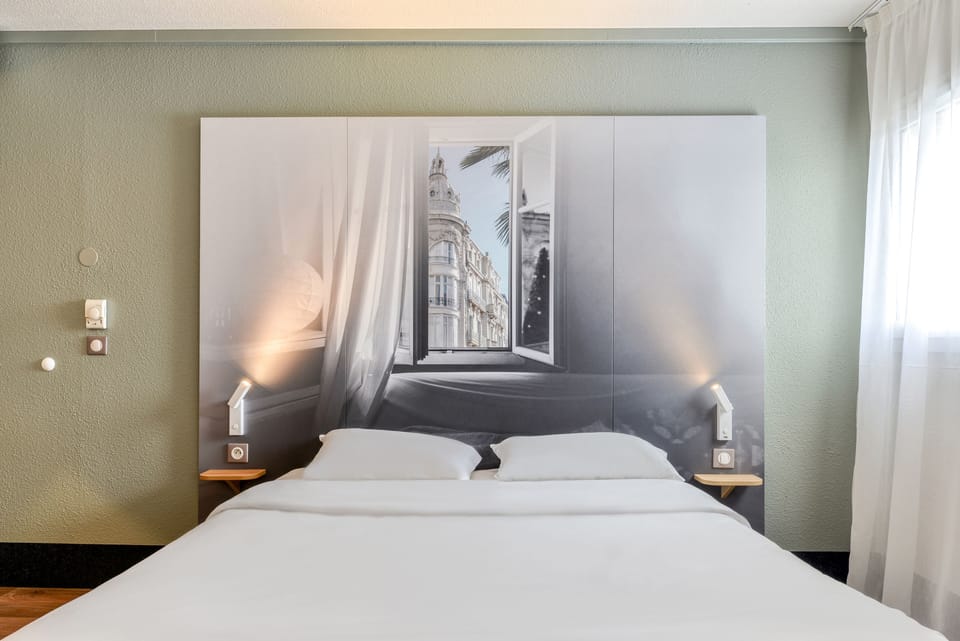 Premium bedding, desk, soundproofing, free cribs/infant beds