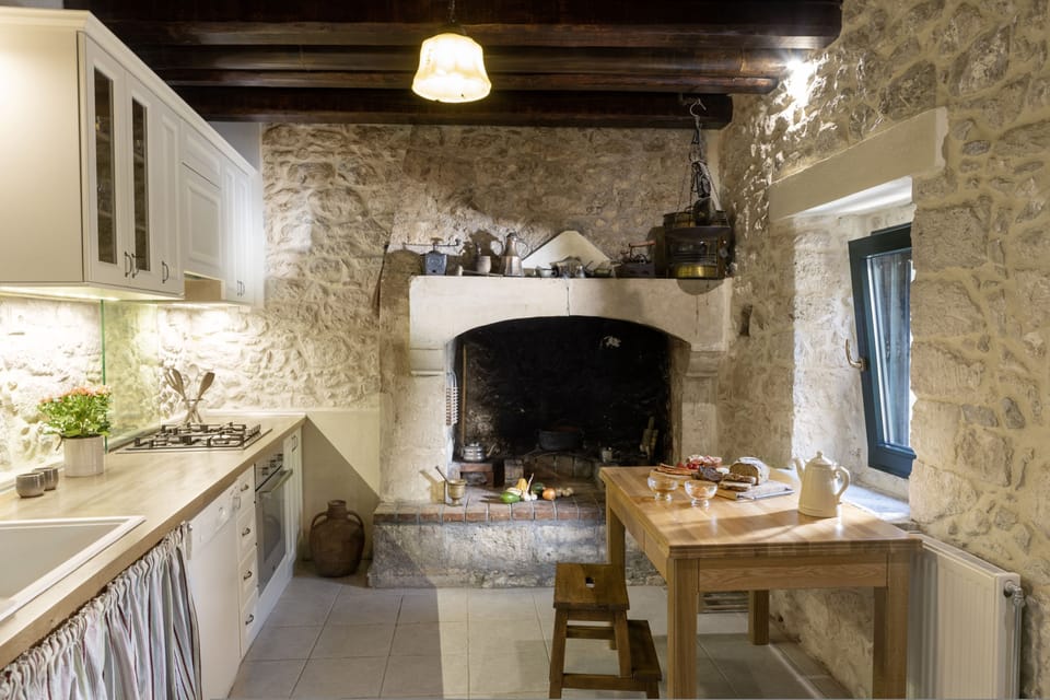 House | 4 bedrooms, desk