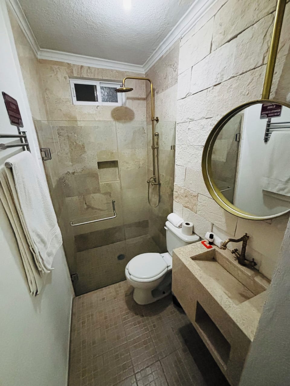 Deluxe Room | Bathroom | Shower, towels, soap, shampoo