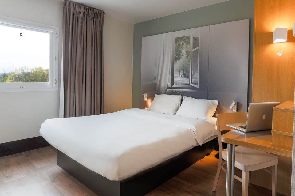 Premium bedding, desk, soundproofing, free WiFi