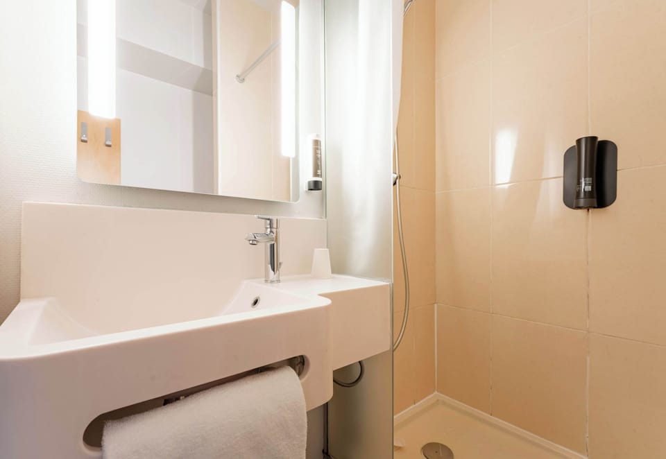 Shower, towels