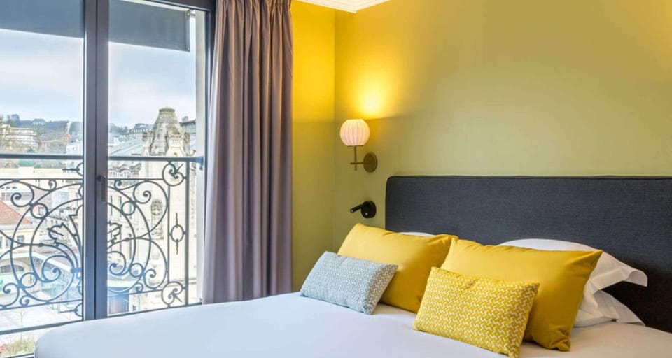 Comfort Room, 1 Double Bed, Non Smoking | In-room safe, desk, laptop workspace, blackout drapes