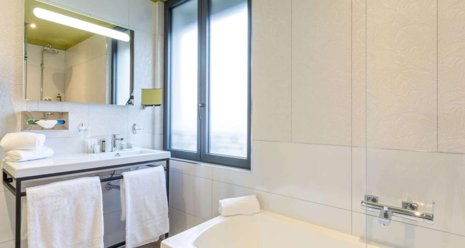 Superior Room, 1 Queen Bed, Non Smoking | Bathroom | Eco-friendly toiletries, hair dryer, towels, soap