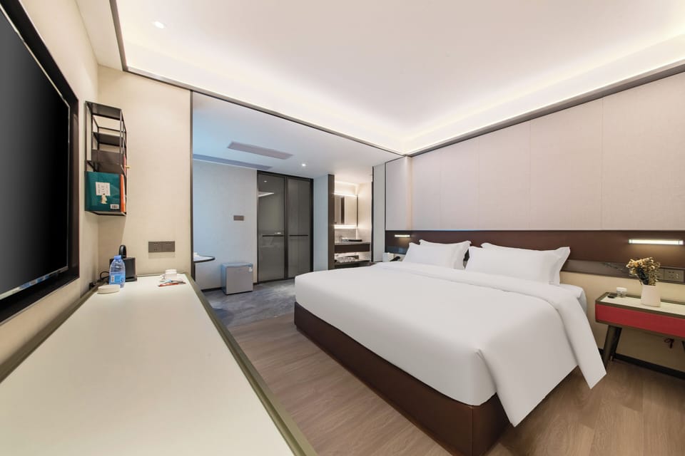 Executive Studio Suite, 1 King Bed, Non Smoking, Courtyard View | Egyptian cotton sheets, premium bedding, down comforters, pillowtop beds