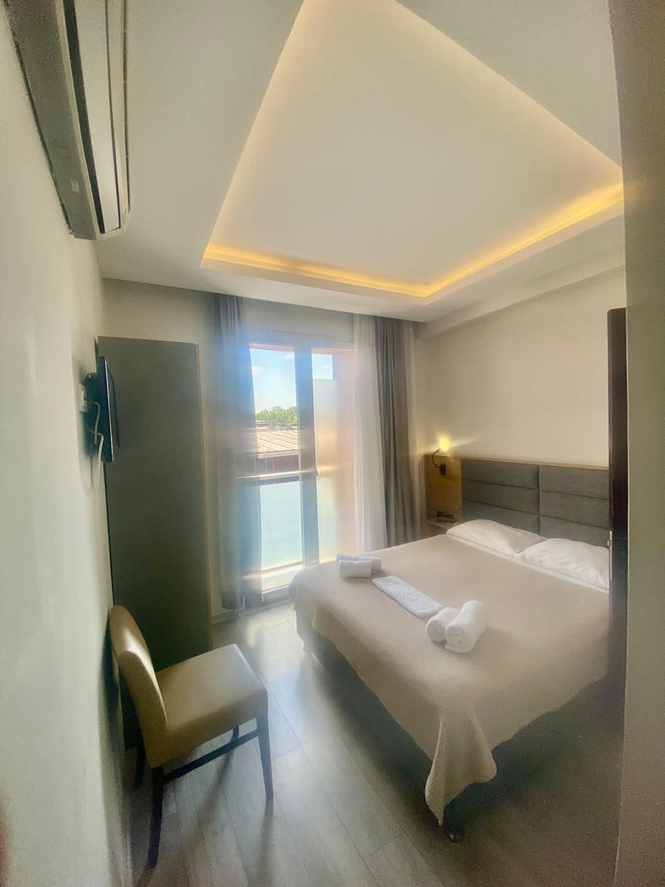 Standard Double Room | Laptop workspace, free WiFi