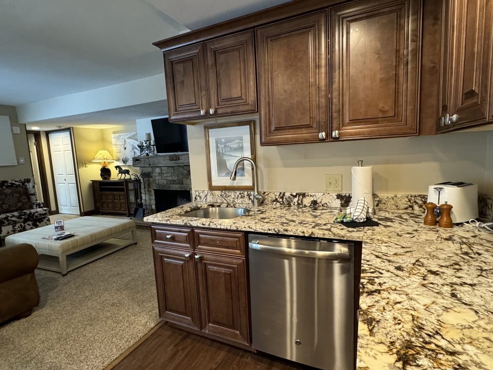 Condo, 3 Bedrooms | Interior