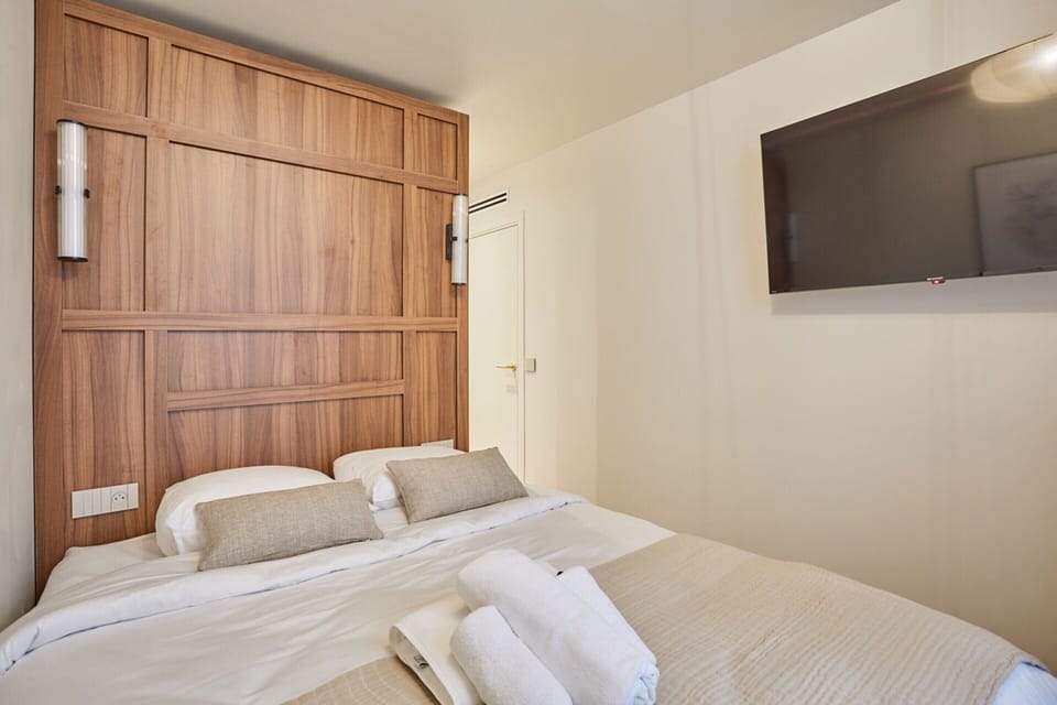 Apartment | Laptop workspace, iron/ironing board, bed sheets