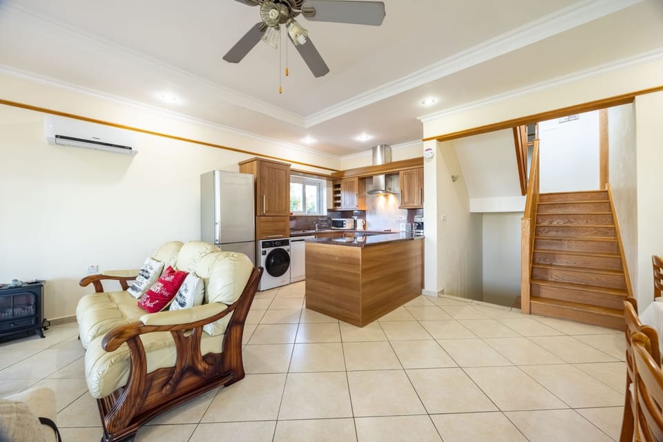 House | 3 bedrooms, desk