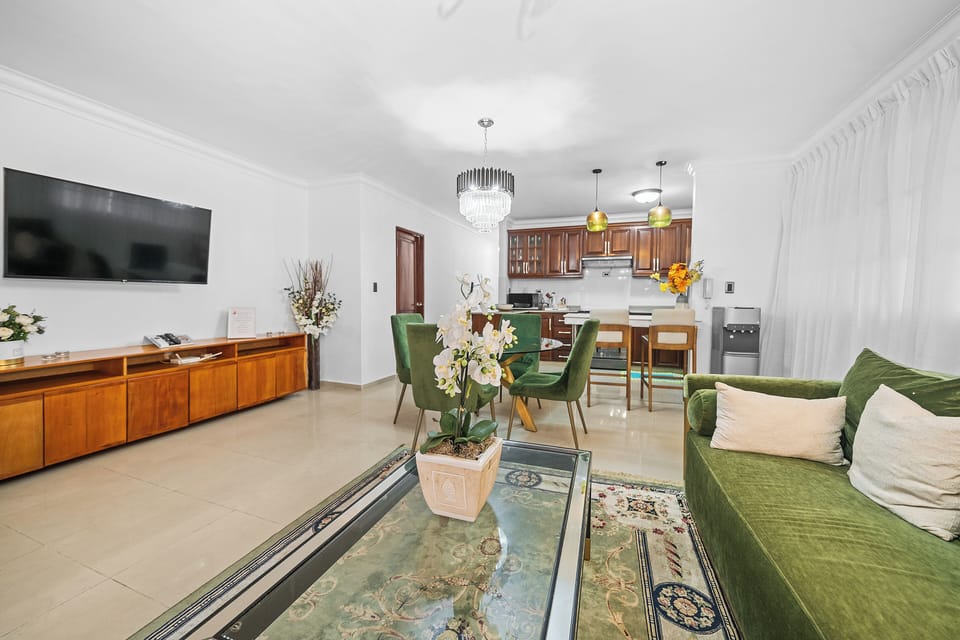 Comfort Condo, 2 Bedrooms, Courtyard View, Tower | Living area